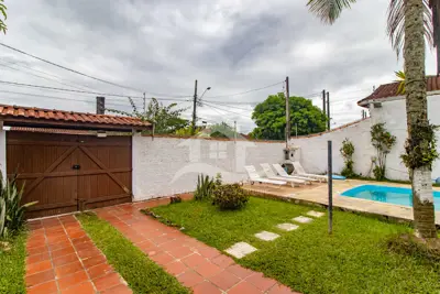 Casa - Sobrado com 3 quartos (sendo 1 suite(s)) a 800,00 metros praia.