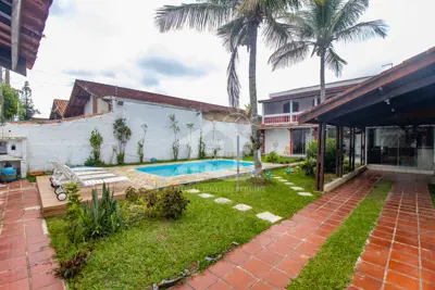 Casa - Sobrado com 3 quartos (sendo 1 suite(s)) a 800,00 metros praia.