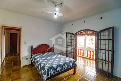 Casa - Sobrado com 3 quartos (sendo 1 suite(s)) a 800,00 metros praia.