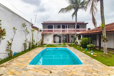 Casa - Sobrado com 3 quartos (sendo 1 suite(s)) a 800,00 metros praia.