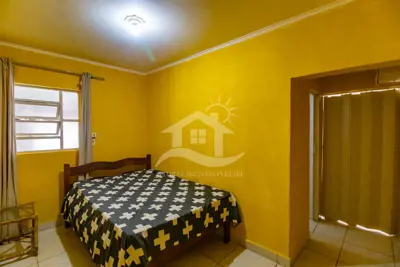 Casa - Sobrado com 3 quartos (sendo 1 suite(s)) a 800,00 metros praia.