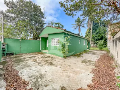 Casa - Térrea com 2 dormitórios (sendo 1 suite(s)) a 1800,00 metros praia.