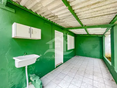 Casa - Térrea com 2 dormitórios (sendo 1 suite(s)) a 1800,00 metros praia.