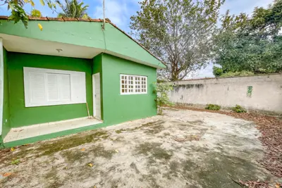Casa - Térrea com 2 dormitórios (sendo 1 suite(s)) a 1800,00 metros praia.