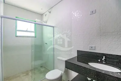 Casa - Térrea com 3 dormitórios (sendo 3 suite(s)) a 180,00 metros praia.