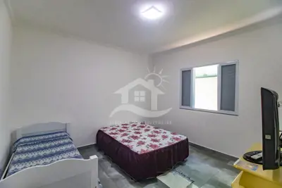 Casa - Térrea com 3 dormitórios (sendo 3 suite(s)) a 180,00 metros praia.