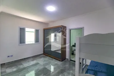 Casa - Térrea com 3 dormitórios (sendo 3 suite(s)) a 180,00 metros praia.