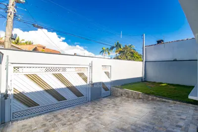 Casa - Térrea com 3 dormitórios (sendo 3 suite(s)) a 180,00 metros praia.