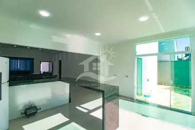 Casa - Térrea com 3 dormitórios (sendo 3 suite(s)) a 180,00 metros praia.